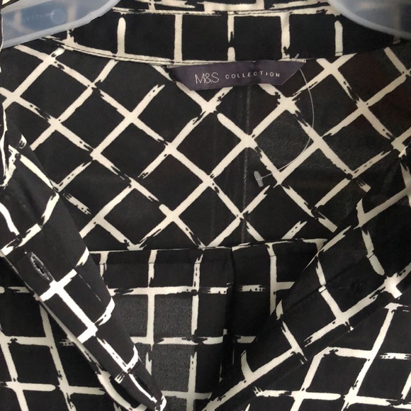 Formal shirt by Marks & Spencer London, size UK 12 or US 8-10, black and white - Picture 4 of 4